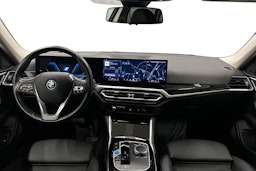 musta BMW i4 2024 kuva 9.