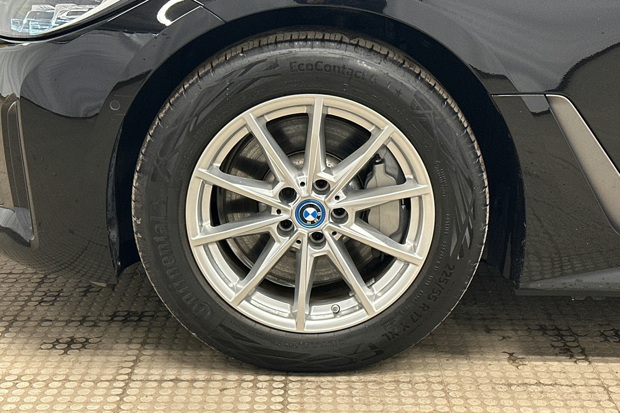 musta BMW i4 2024 kuva 11.