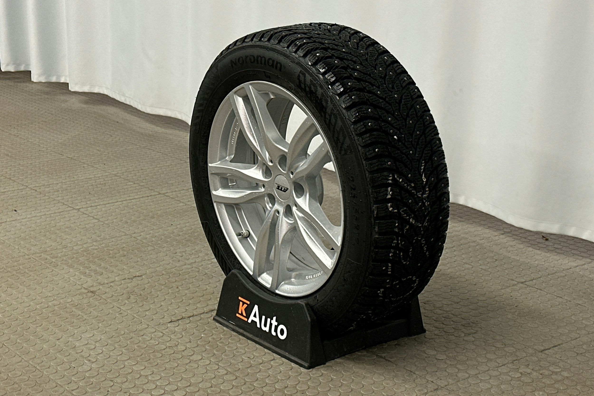 musta BMW i4 2024 kuva 13.