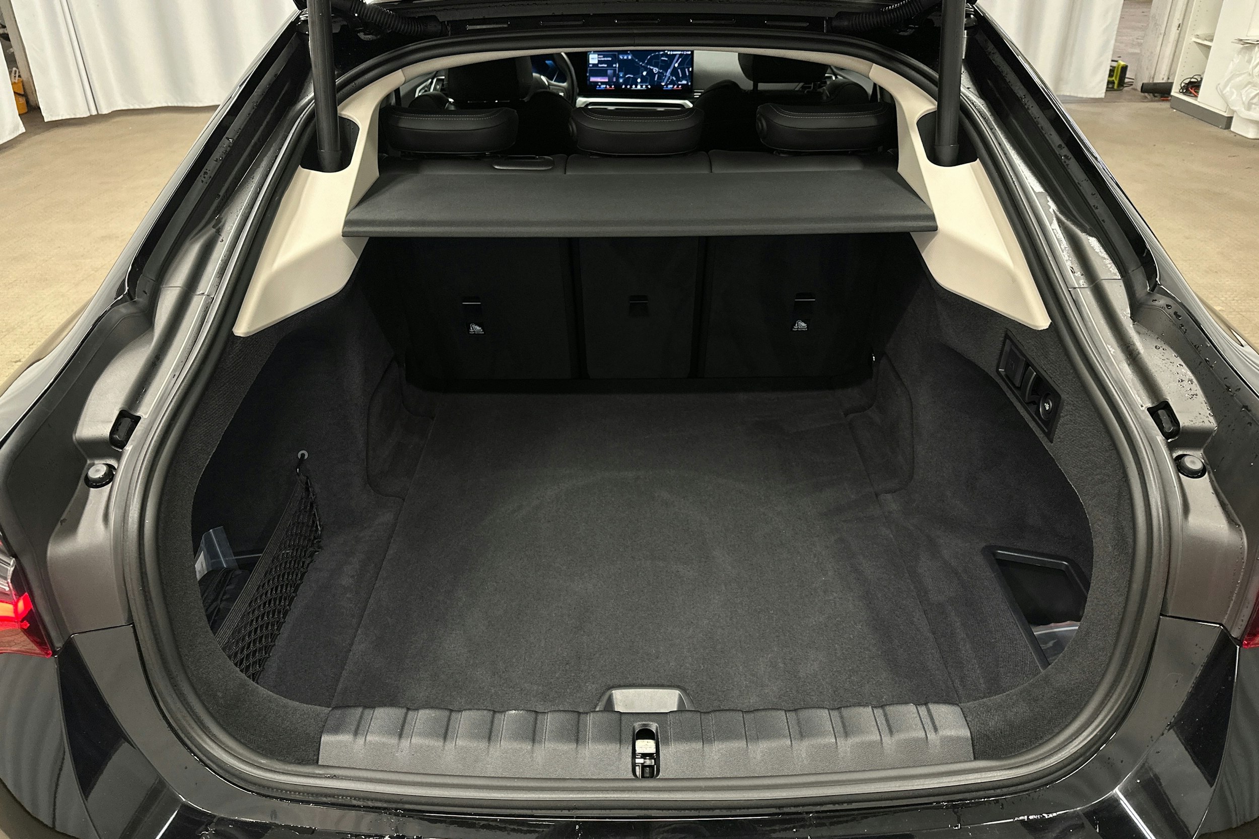 musta BMW i4 2024 kuva 14.