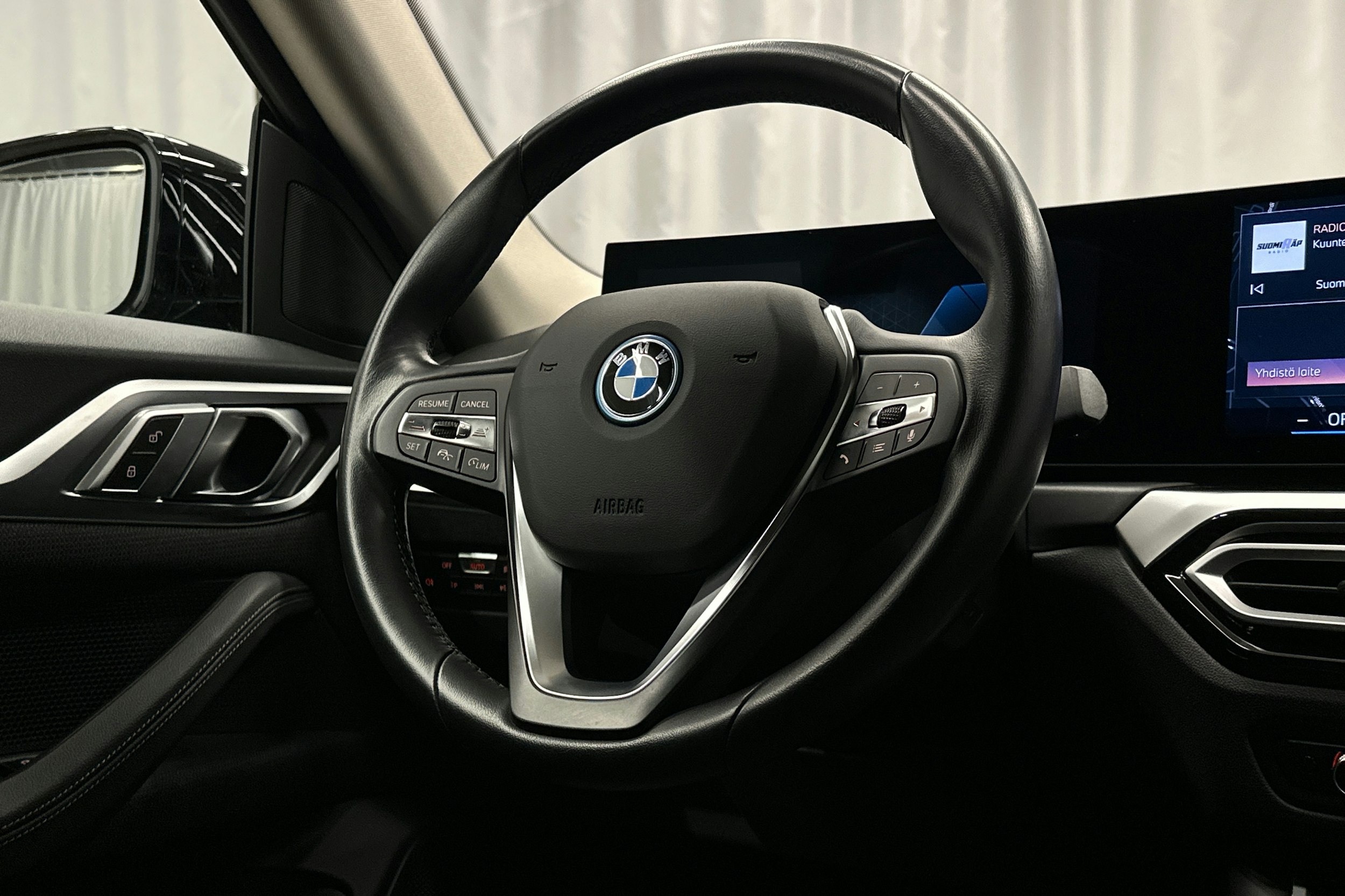 musta BMW i4 2024 kuva 17.