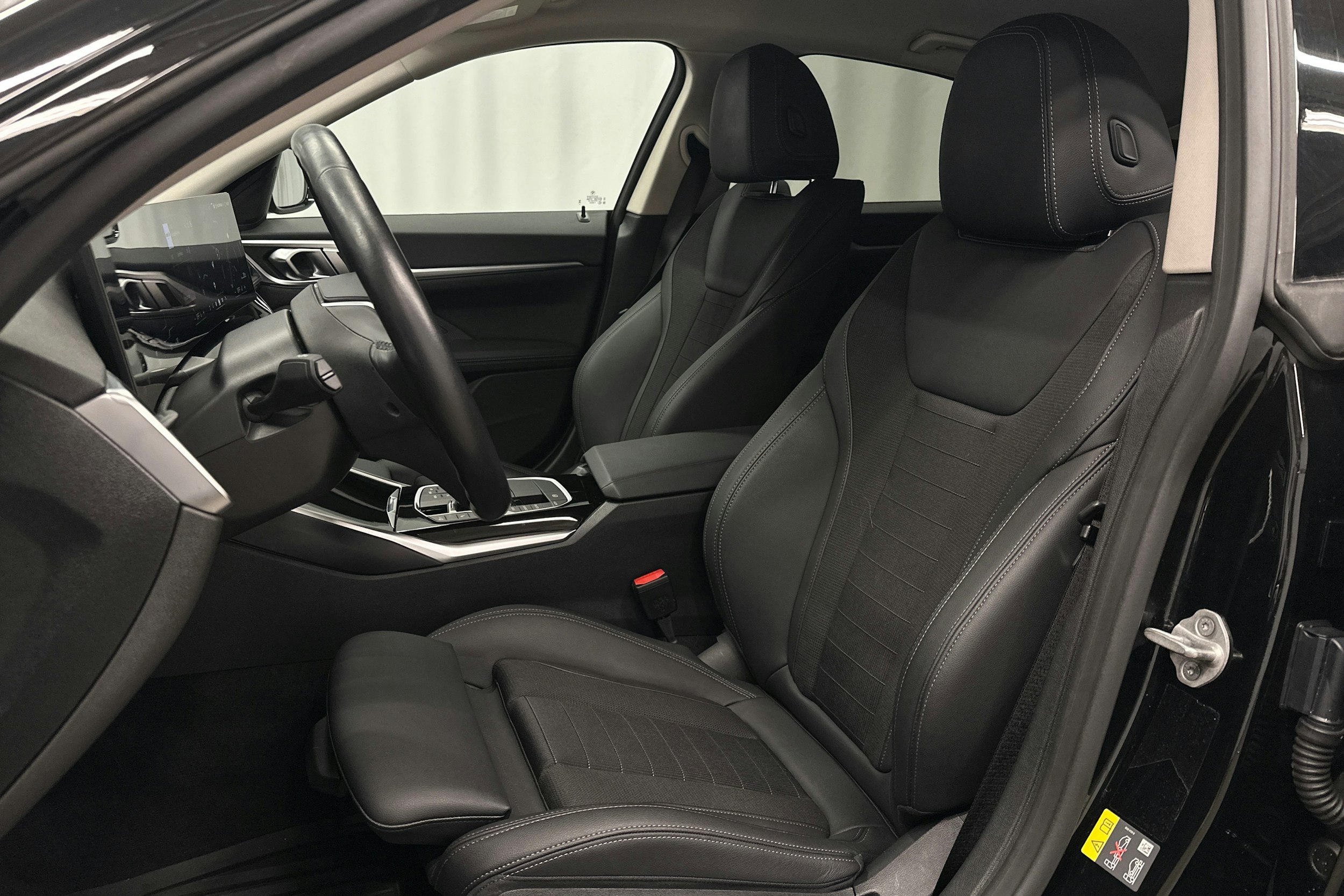 musta BMW i4 2024 kuva 20.