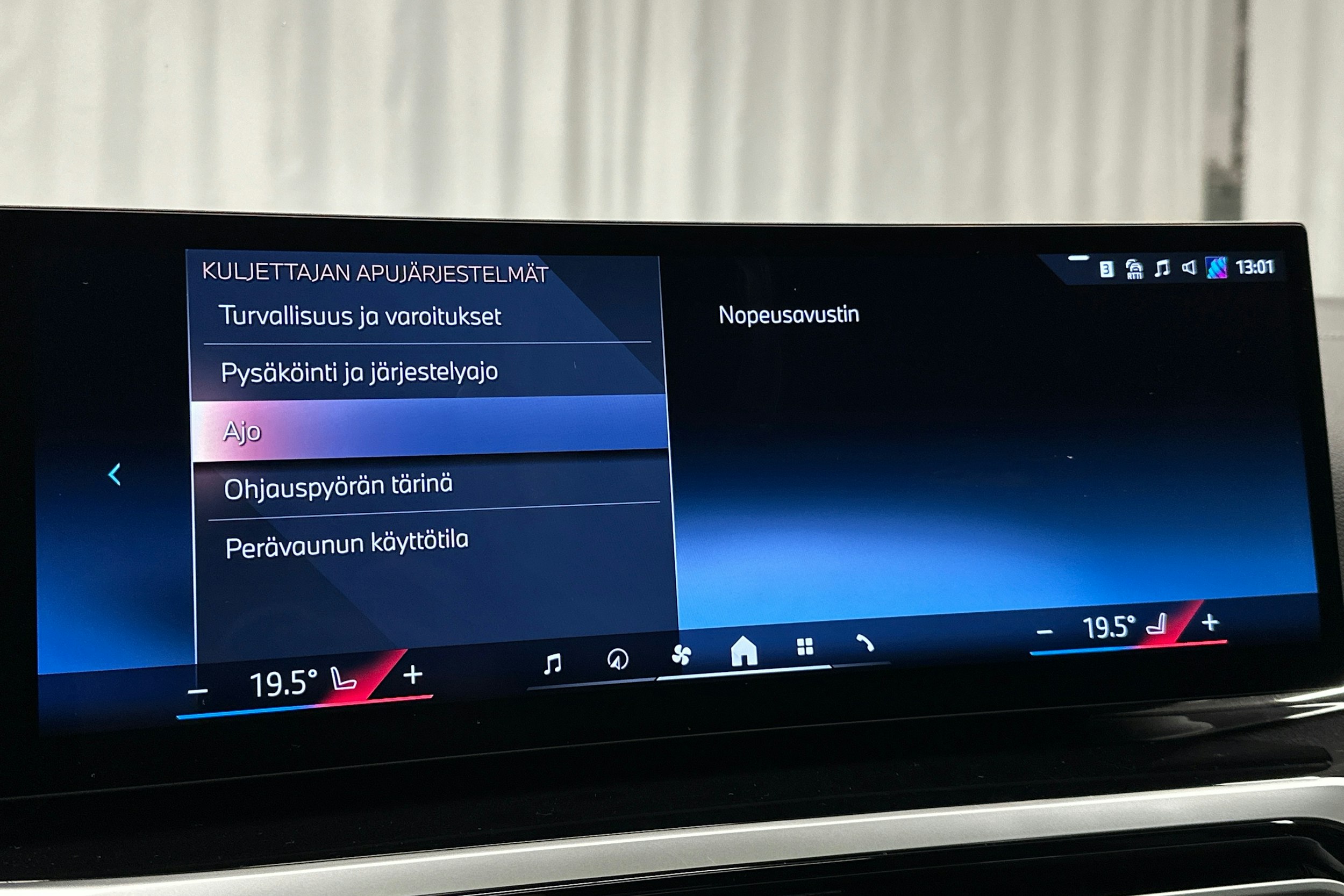 harmaa BMW i4 2024 kuva 28.