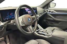 musta BMW i4 2024 kuva 8.