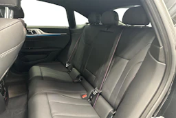 musta BMW i4 2024 kuva 11.
