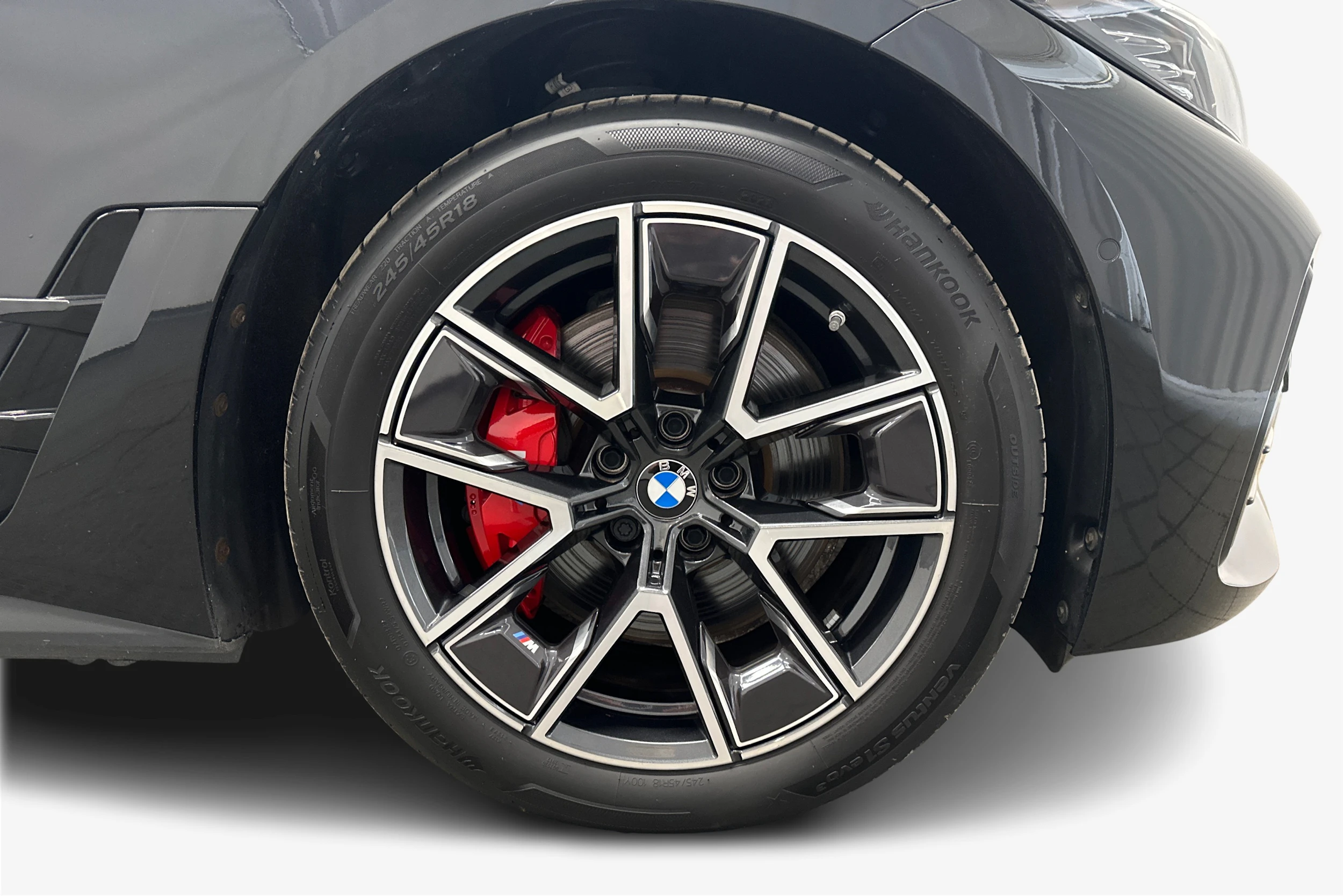 musta BMW i4 2024 kuva 12.