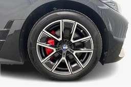 musta BMW i4 2024 kuva 12.