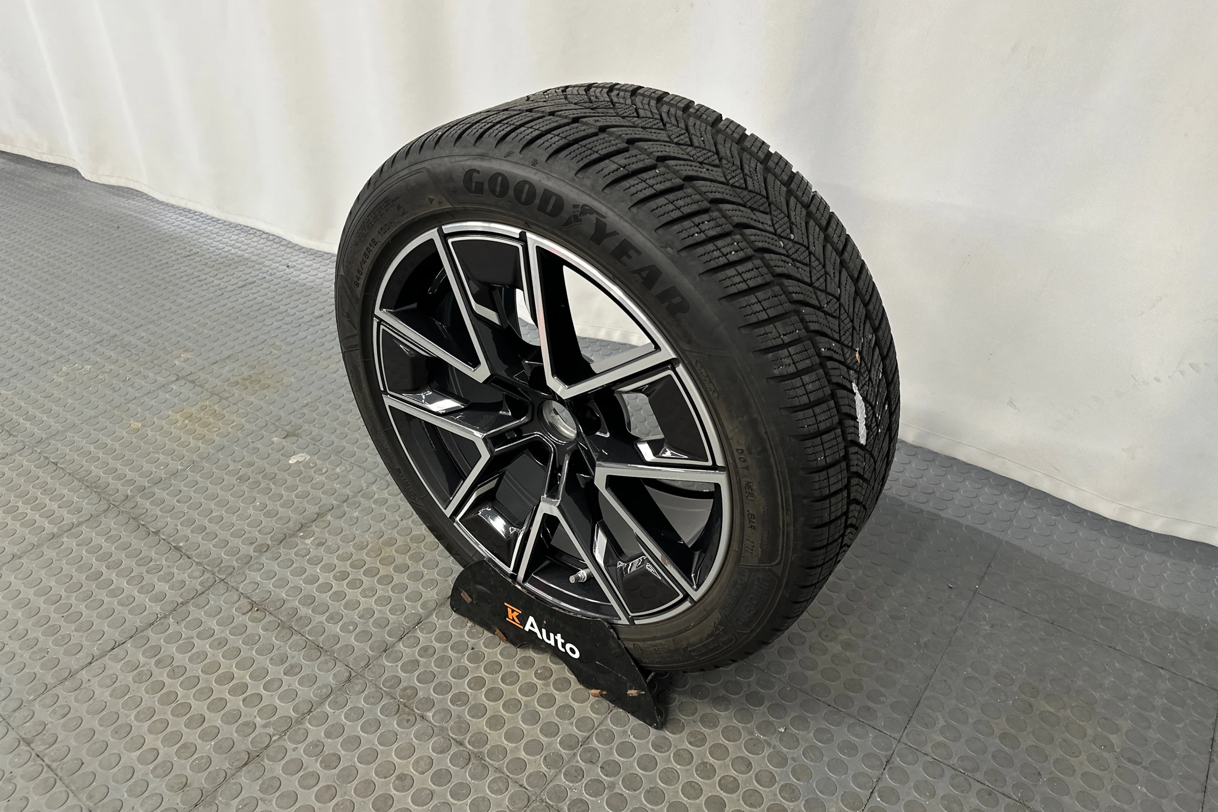 musta BMW i4 2024 kuva 13.