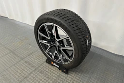 musta BMW i4 2024 kuva 13.