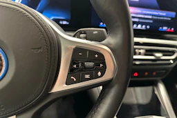 musta BMW i4 2024 kuva 16.
