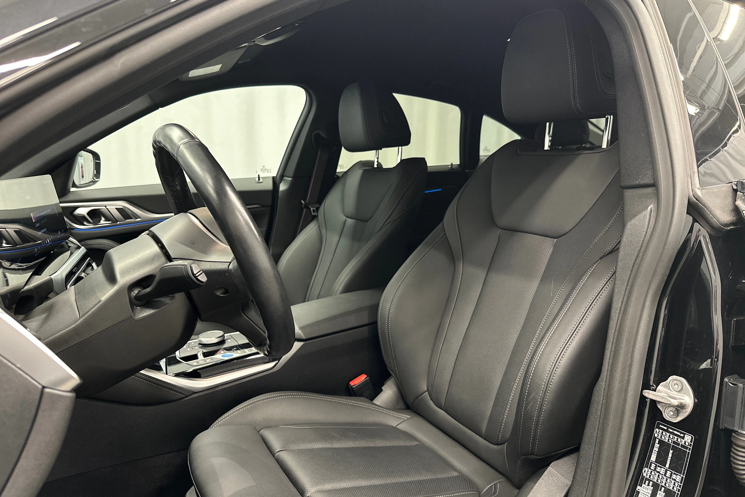 musta BMW i4 2024 kuva 33.
