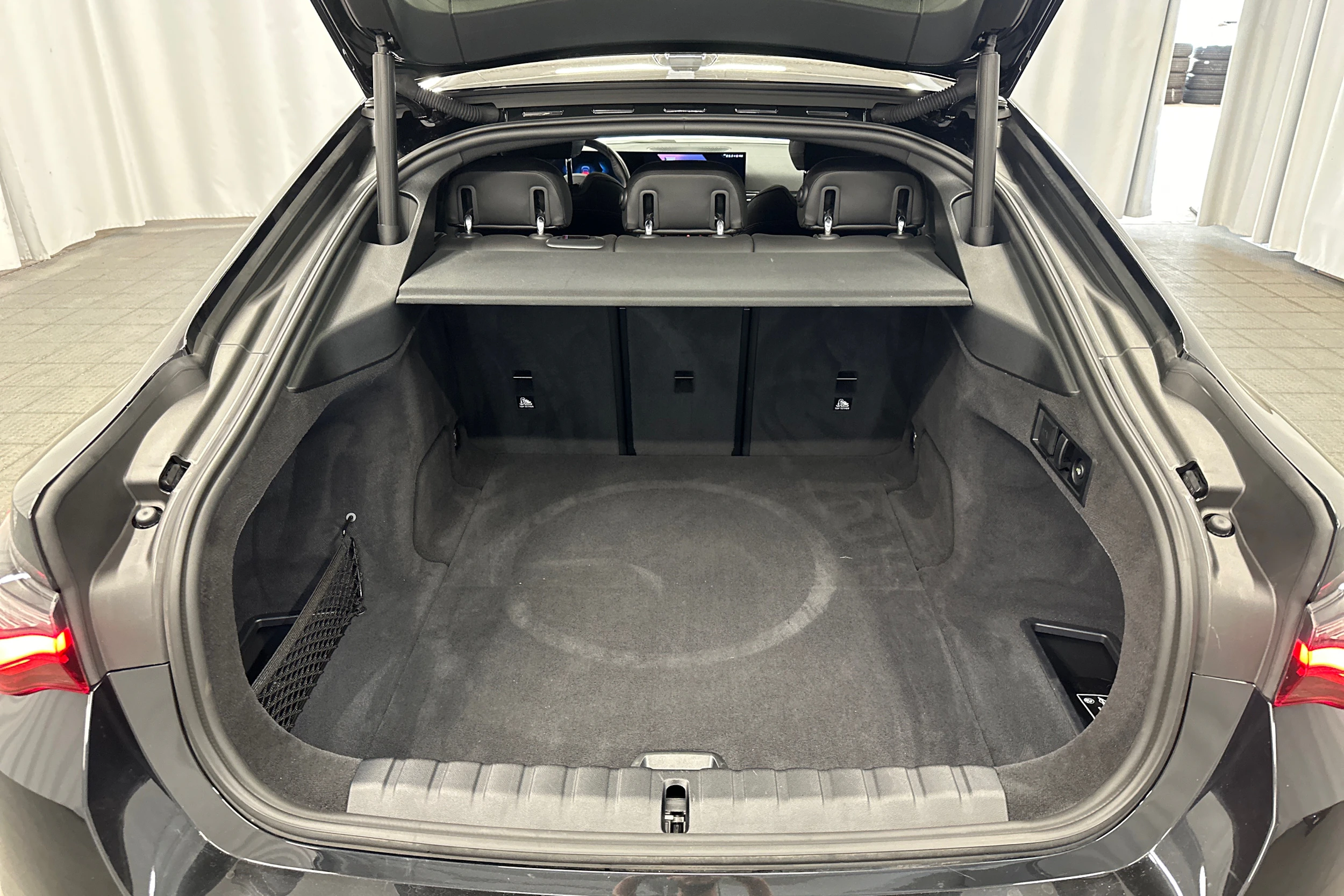 musta BMW i4 2024 kuva 34.