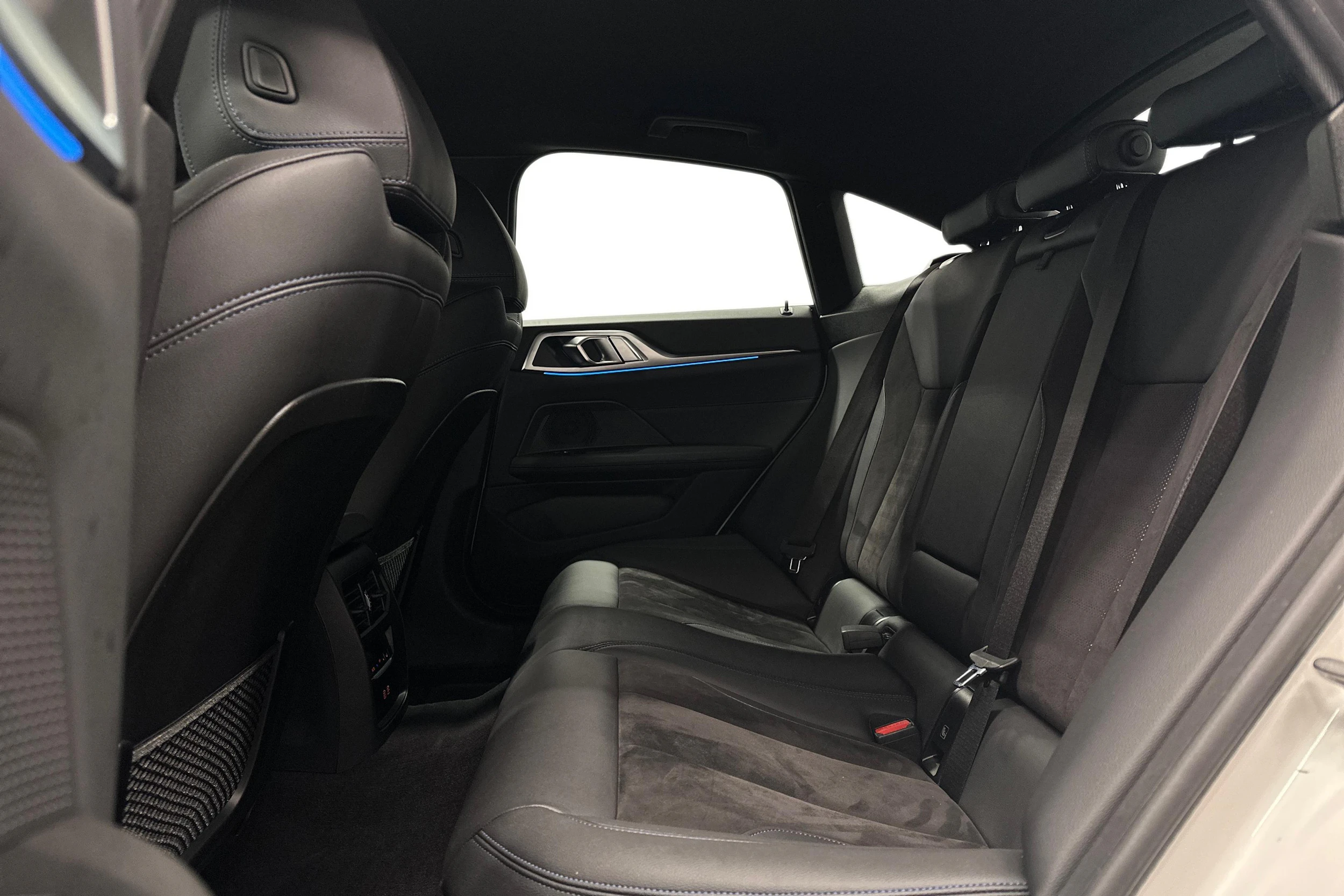 valkoinen BMW i4 2024 kuva 8.
