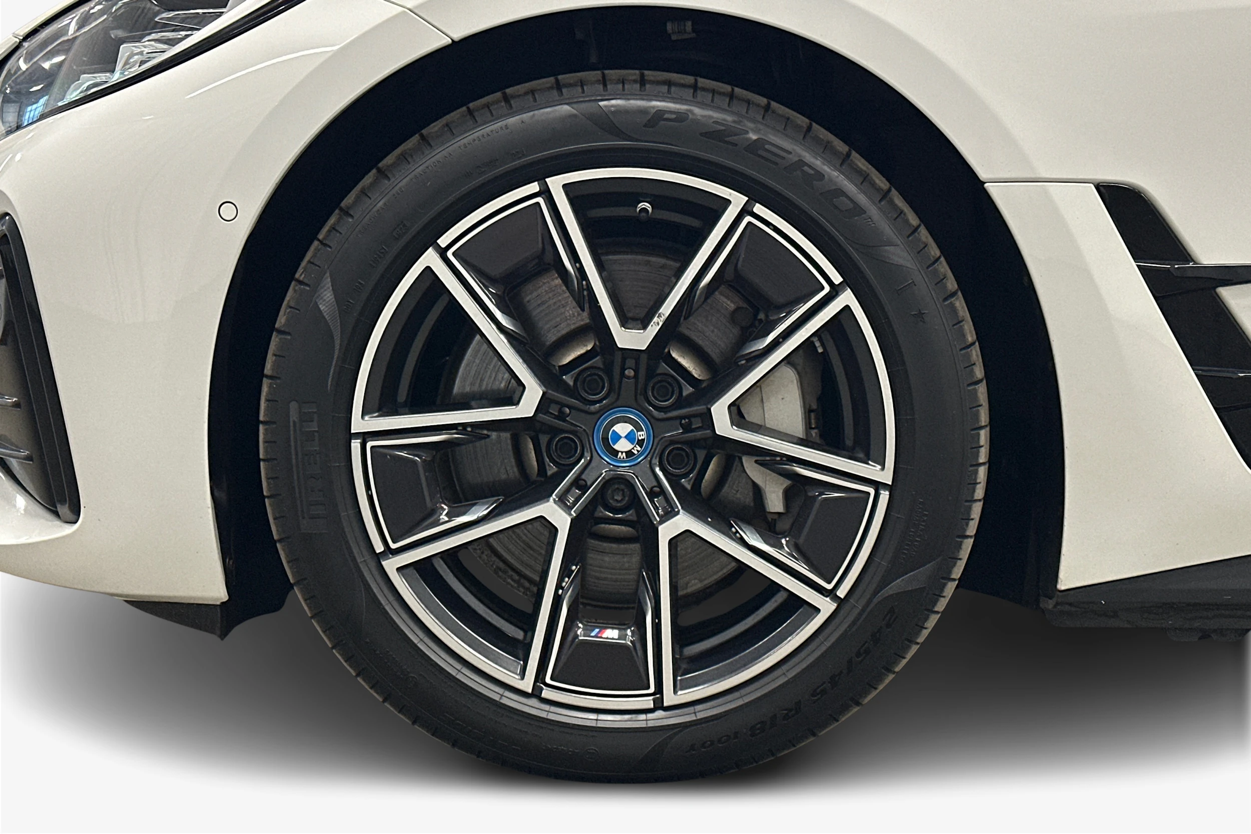 valkoinen BMW i4 2024 kuva 9.