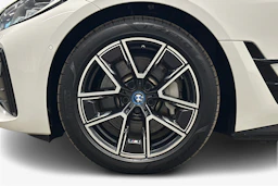 valkoinen BMW i4 2024 kuva 9.