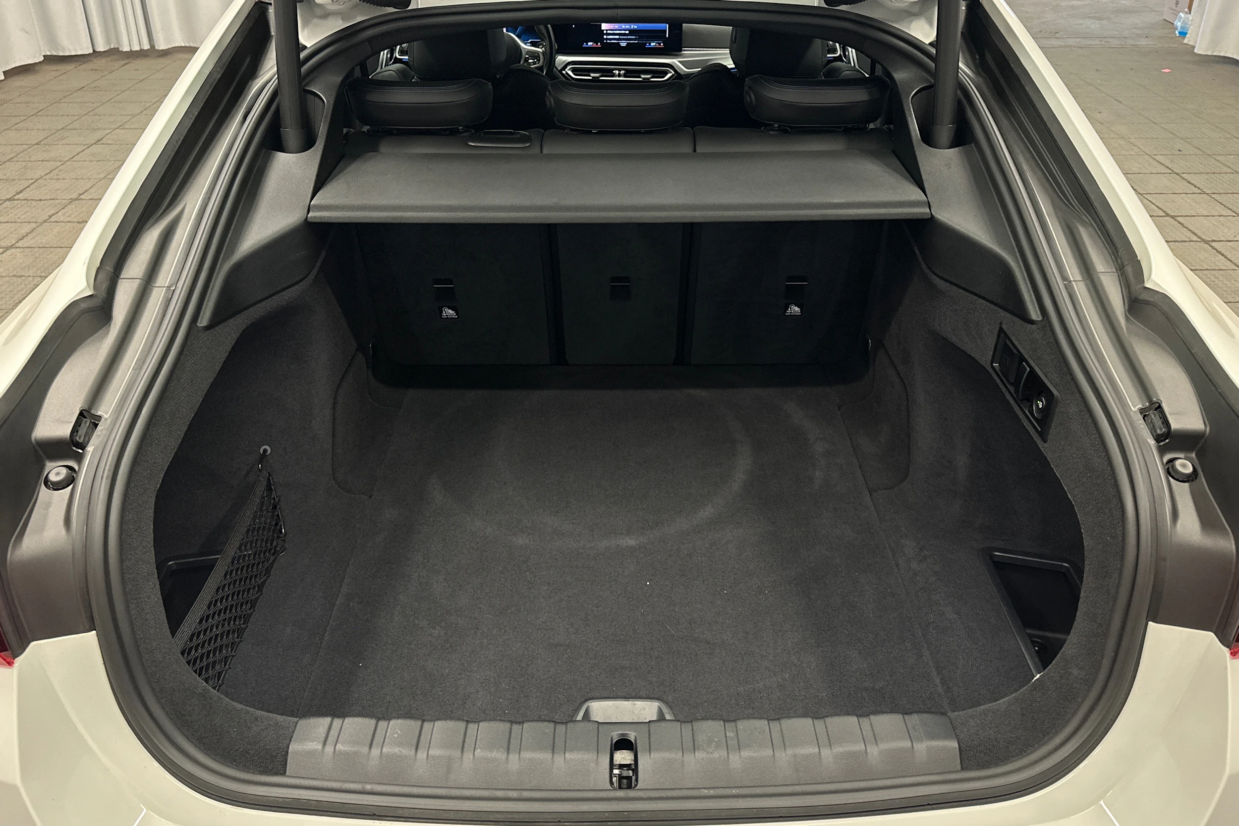 valkoinen BMW i4 2024 kuva 11.