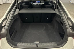 valkoinen BMW i4 2024 kuva 11.