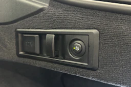 valkoinen BMW i4 2024 kuva 13.