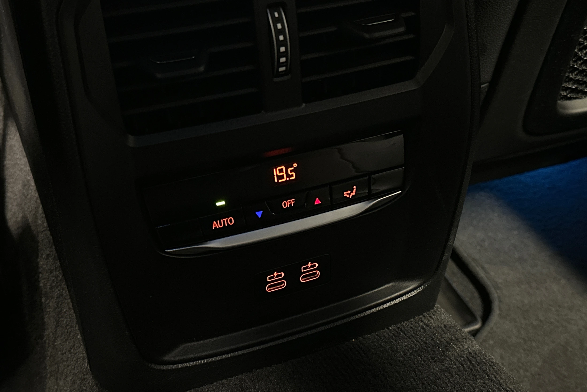 valkoinen BMW i4 2024 kuva 14.