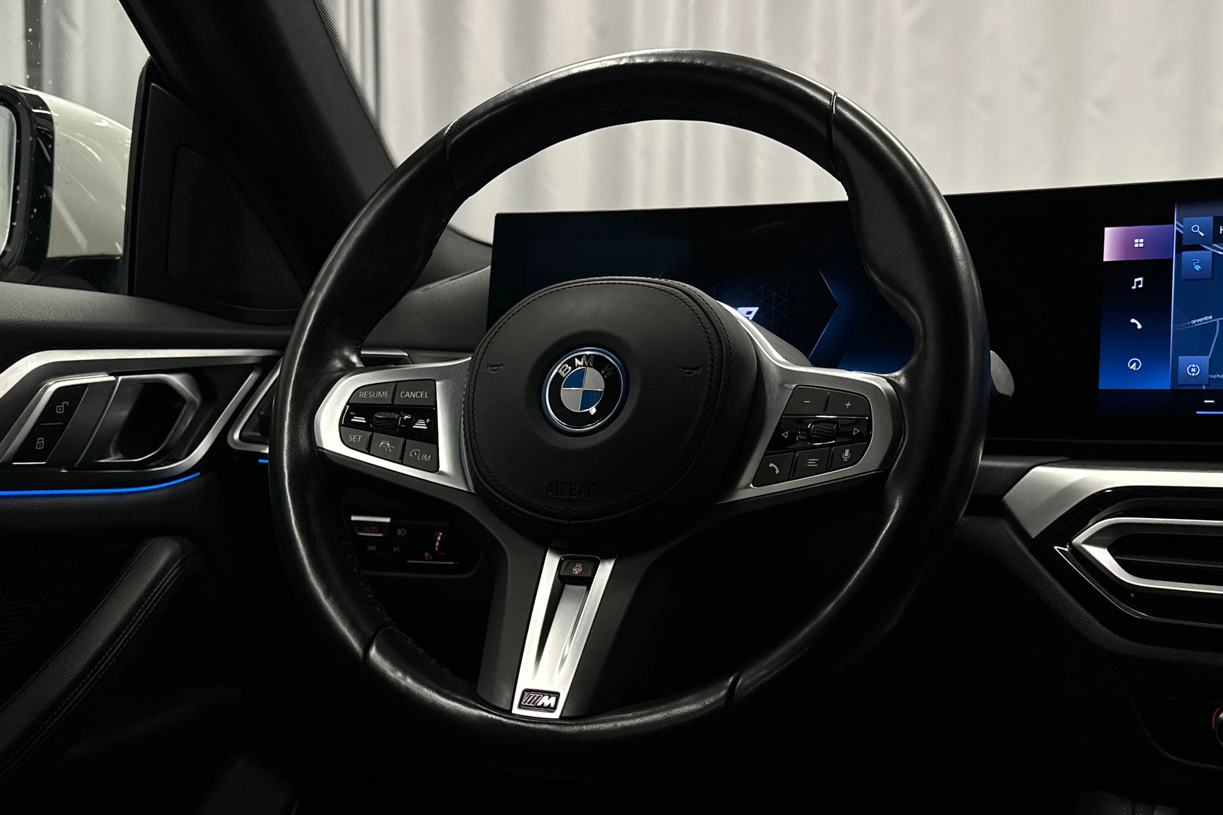 valkoinen BMW i4 2024 kuva 16.