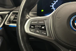 valkoinen BMW i4 2024 kuva 17.
