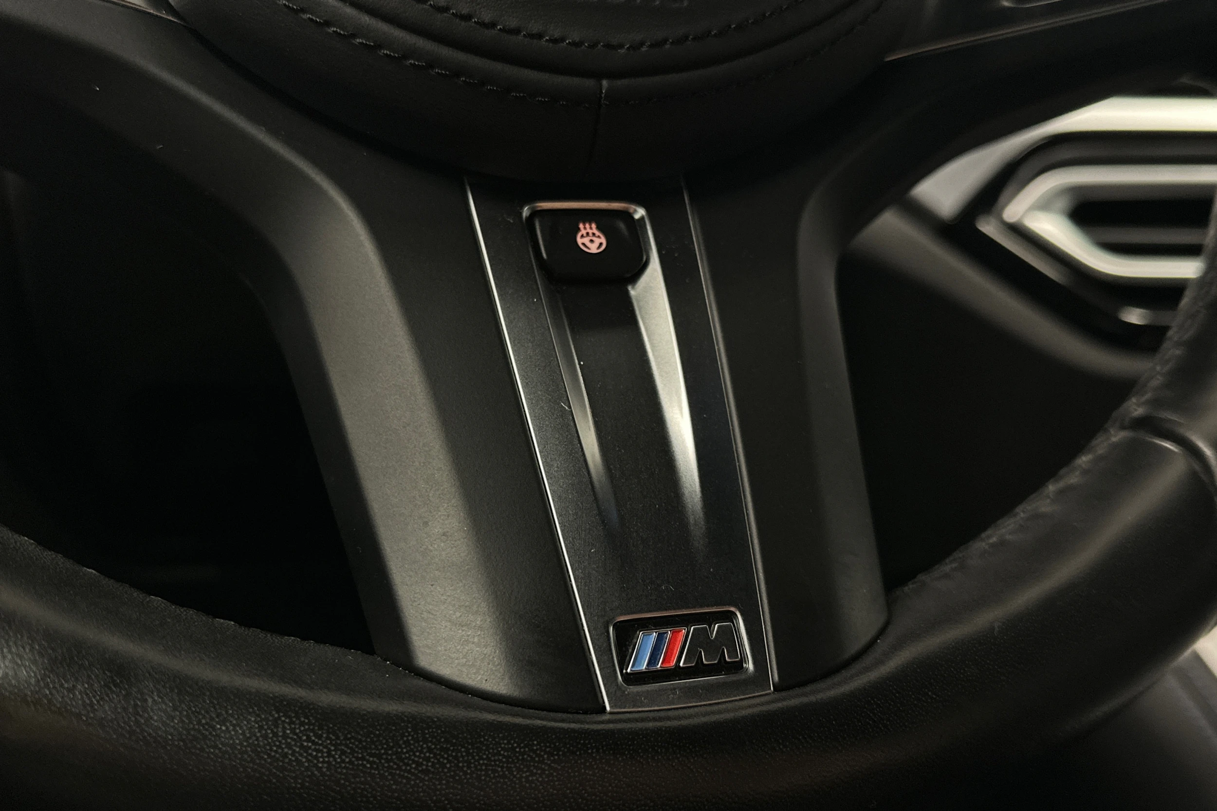 valkoinen BMW i4 2024 kuva 19.