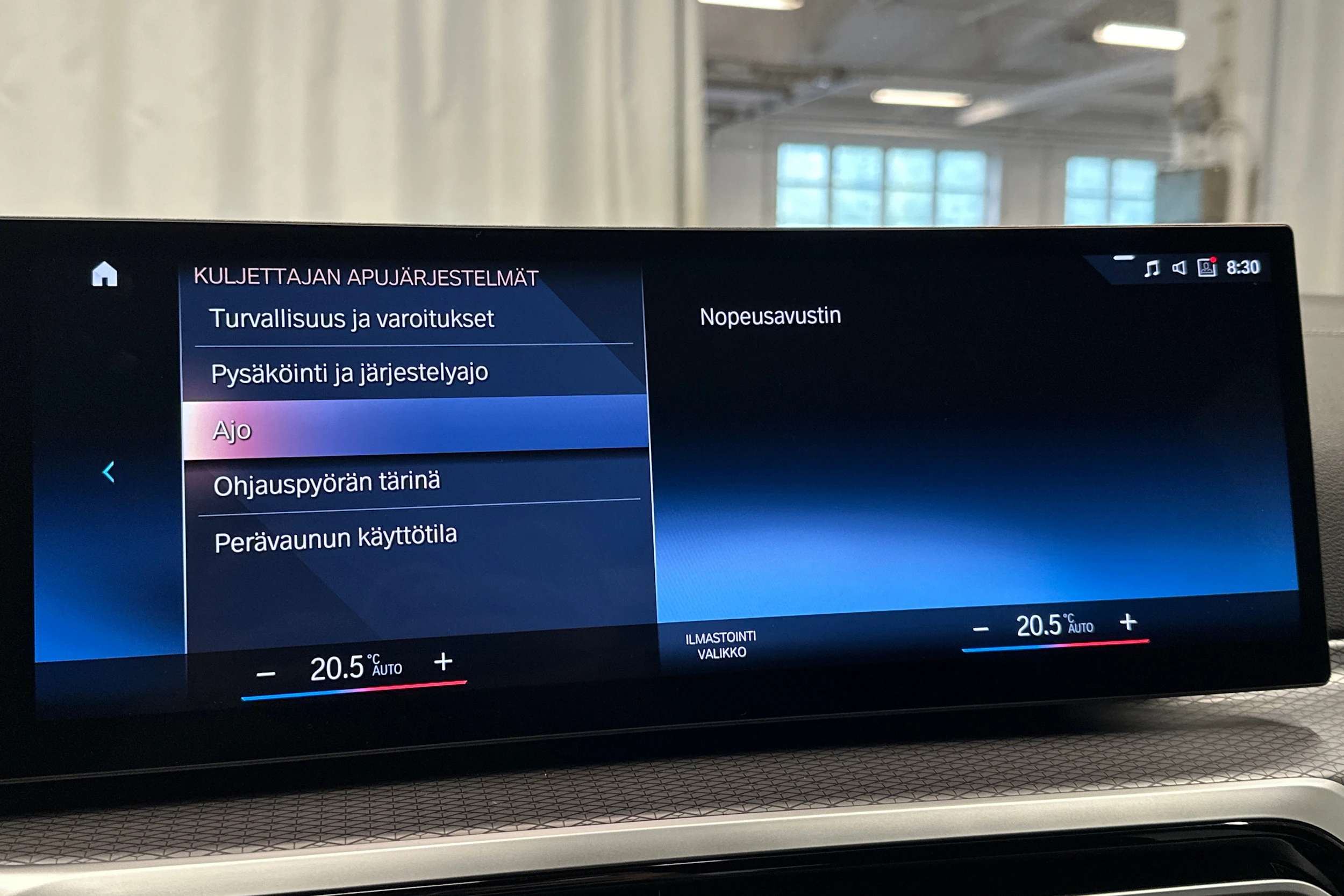 valkoinen BMW i4 2024 kuva 27.