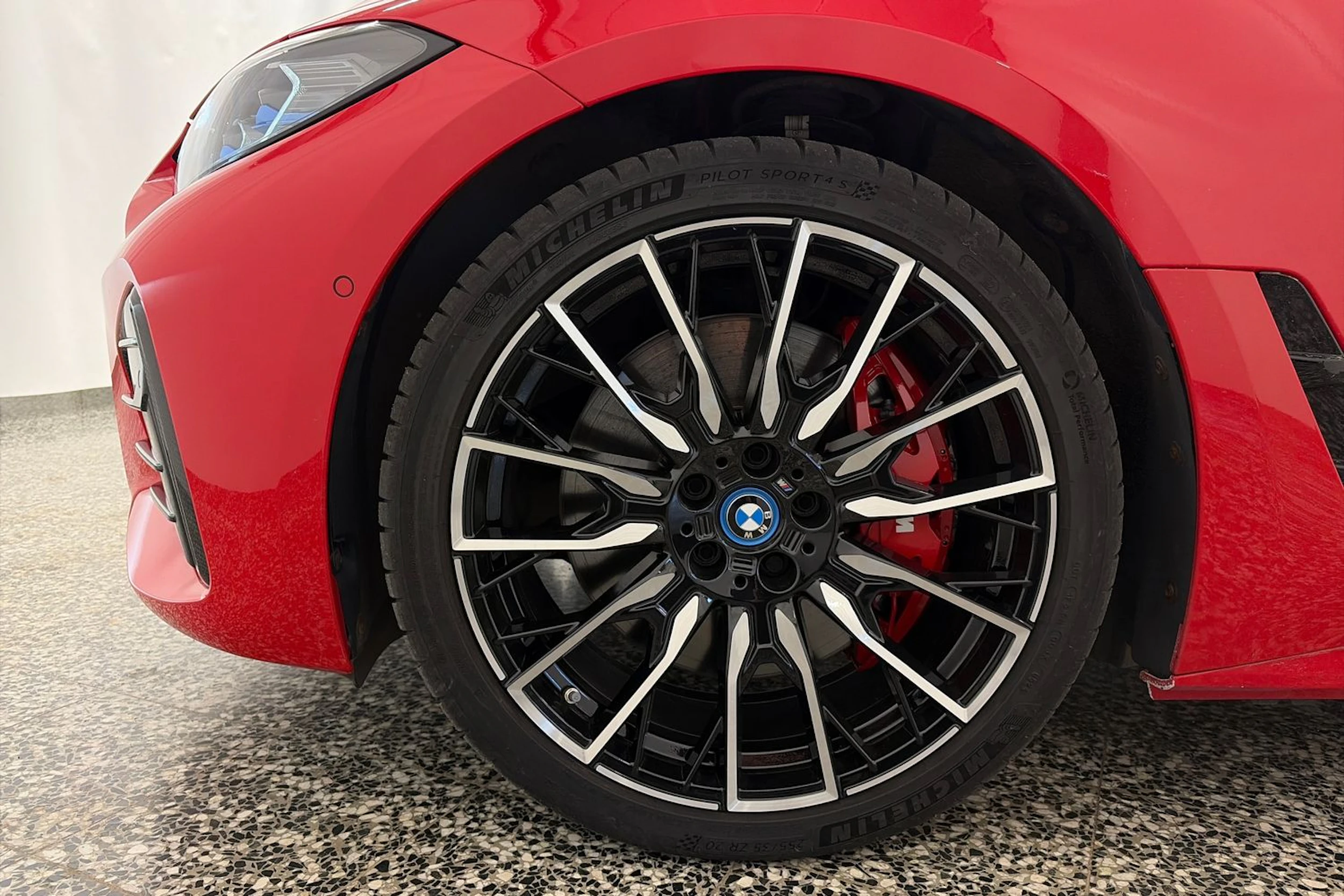 punainen BMW i4 2024 kuva 10.