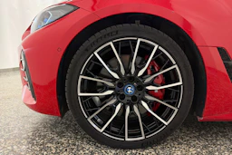 punainen BMW i4 2024 kuva 10.