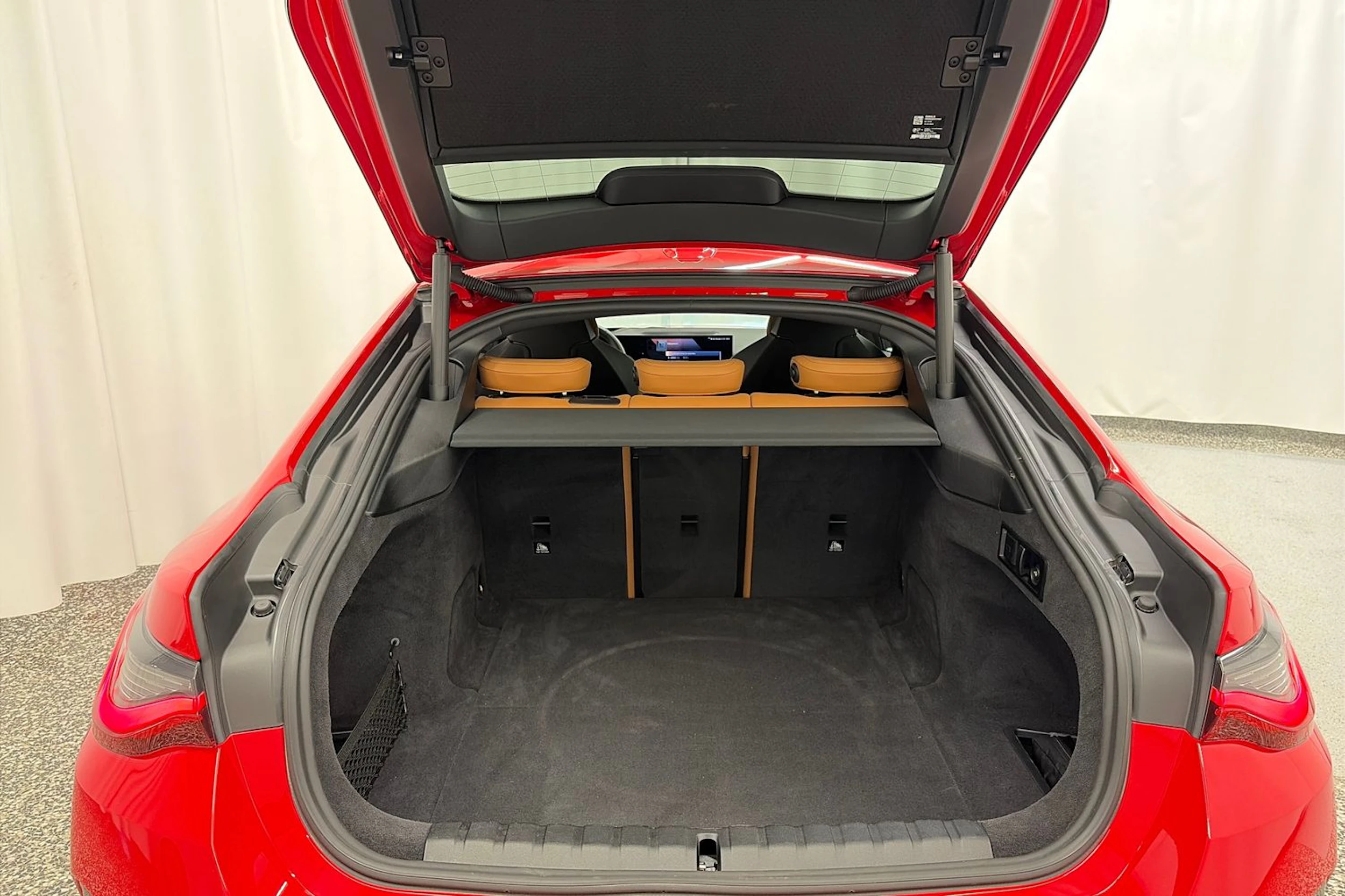 punainen BMW i4 2024 kuva 12.