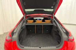 punainen BMW i4 2024 kuva 12.