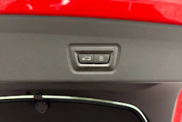 punainen BMW i4 2024 kuva 13.