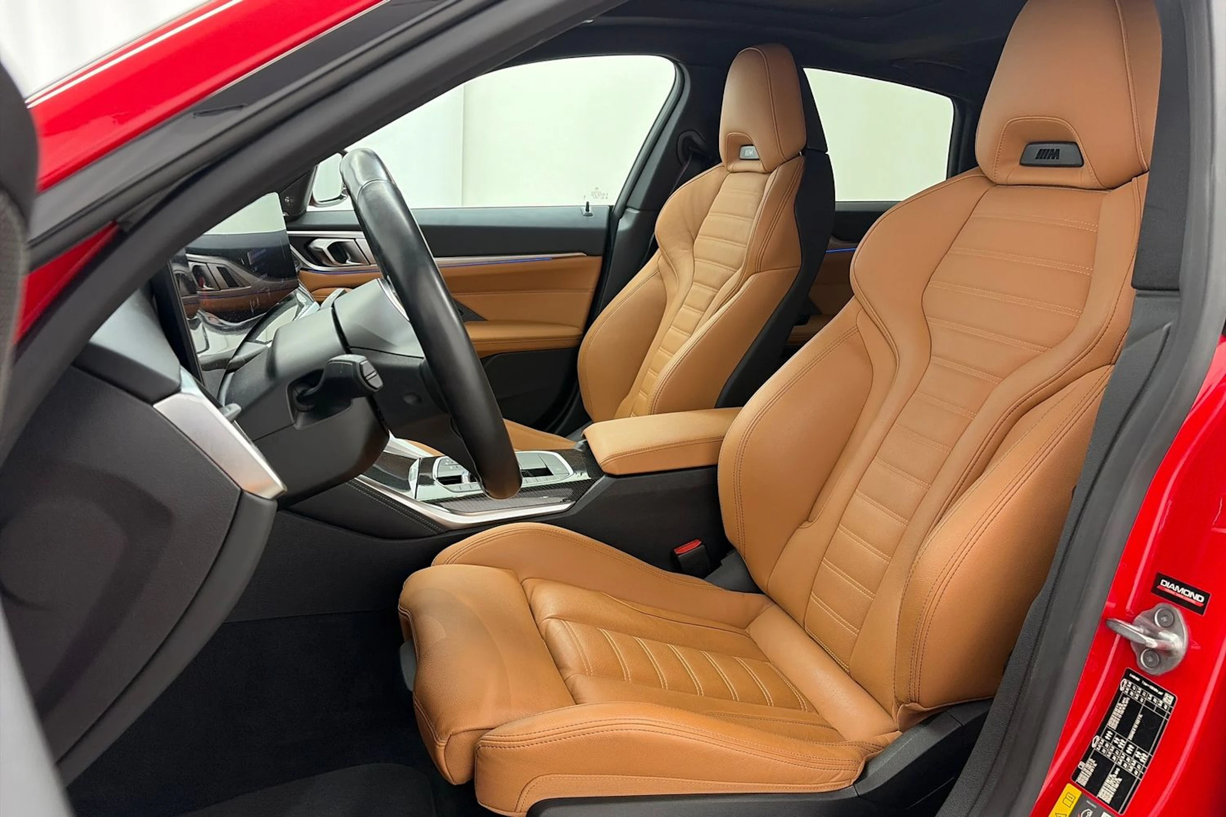 punainen BMW i4 2024 kuva 15.