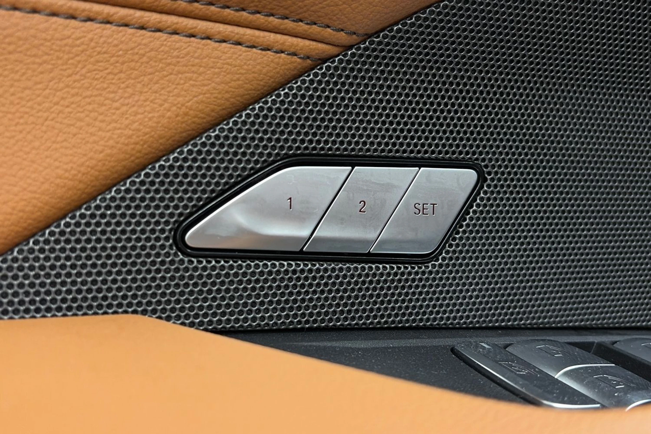 punainen BMW i4 2024 kuva 16.