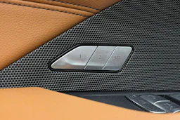 punainen BMW i4 2024 kuva 16.