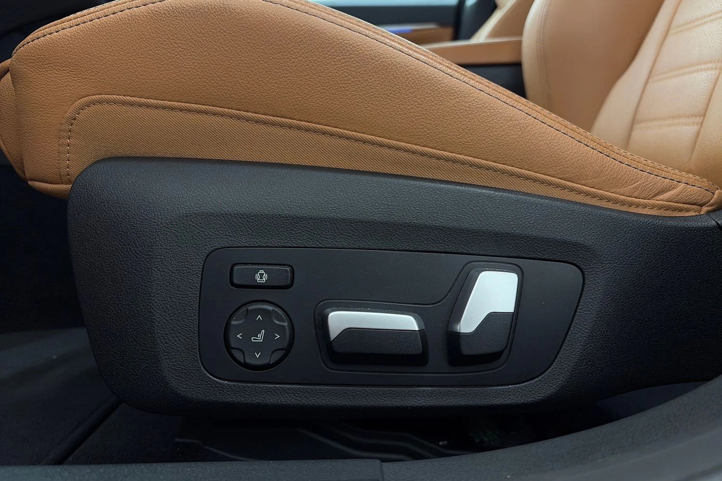 punainen BMW i4 2024 kuva 17.