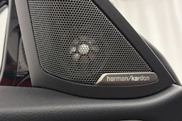 punainen BMW i4 2024 kuva 19.