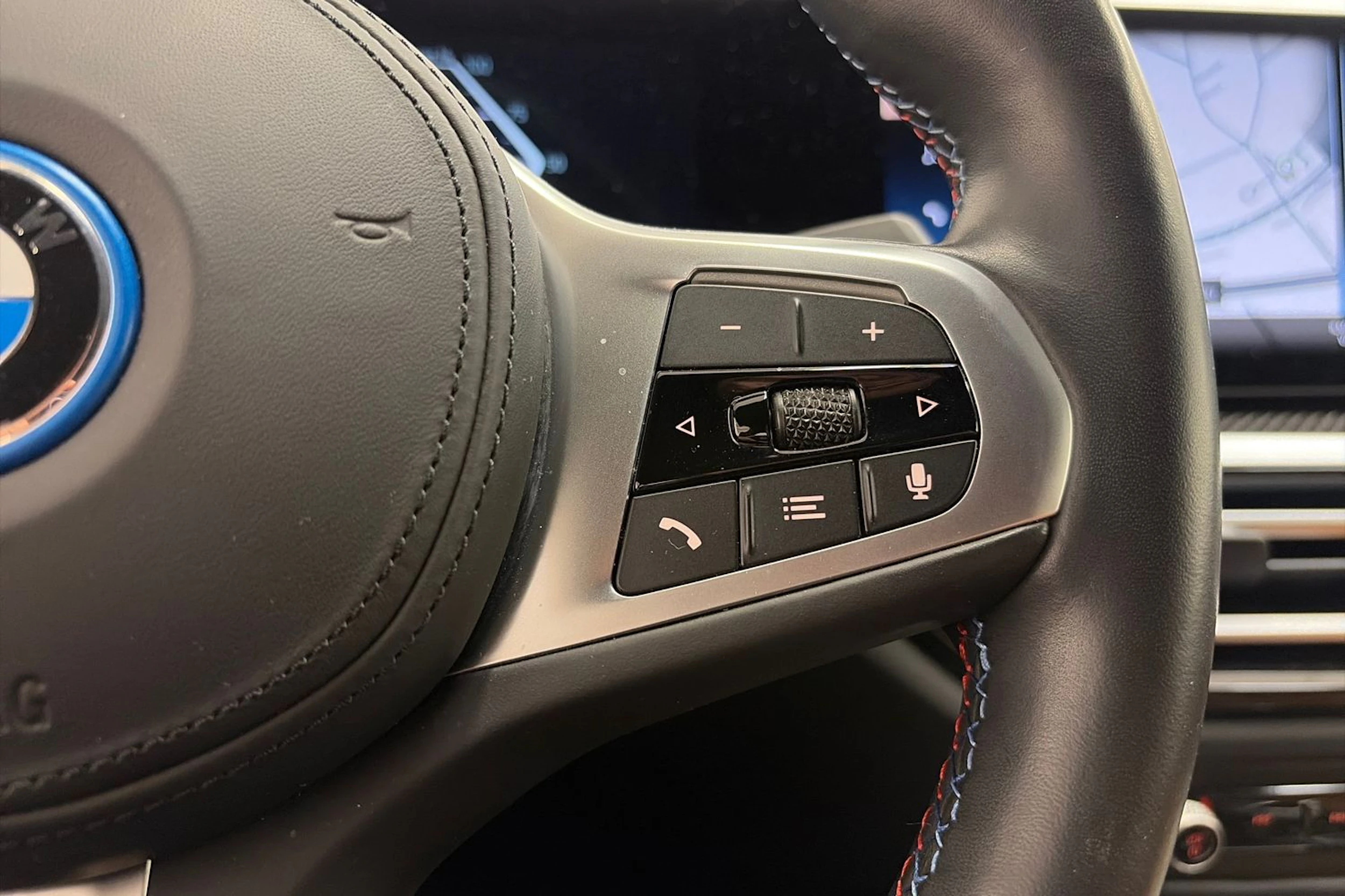 punainen BMW i4 2024 kuva 23.
