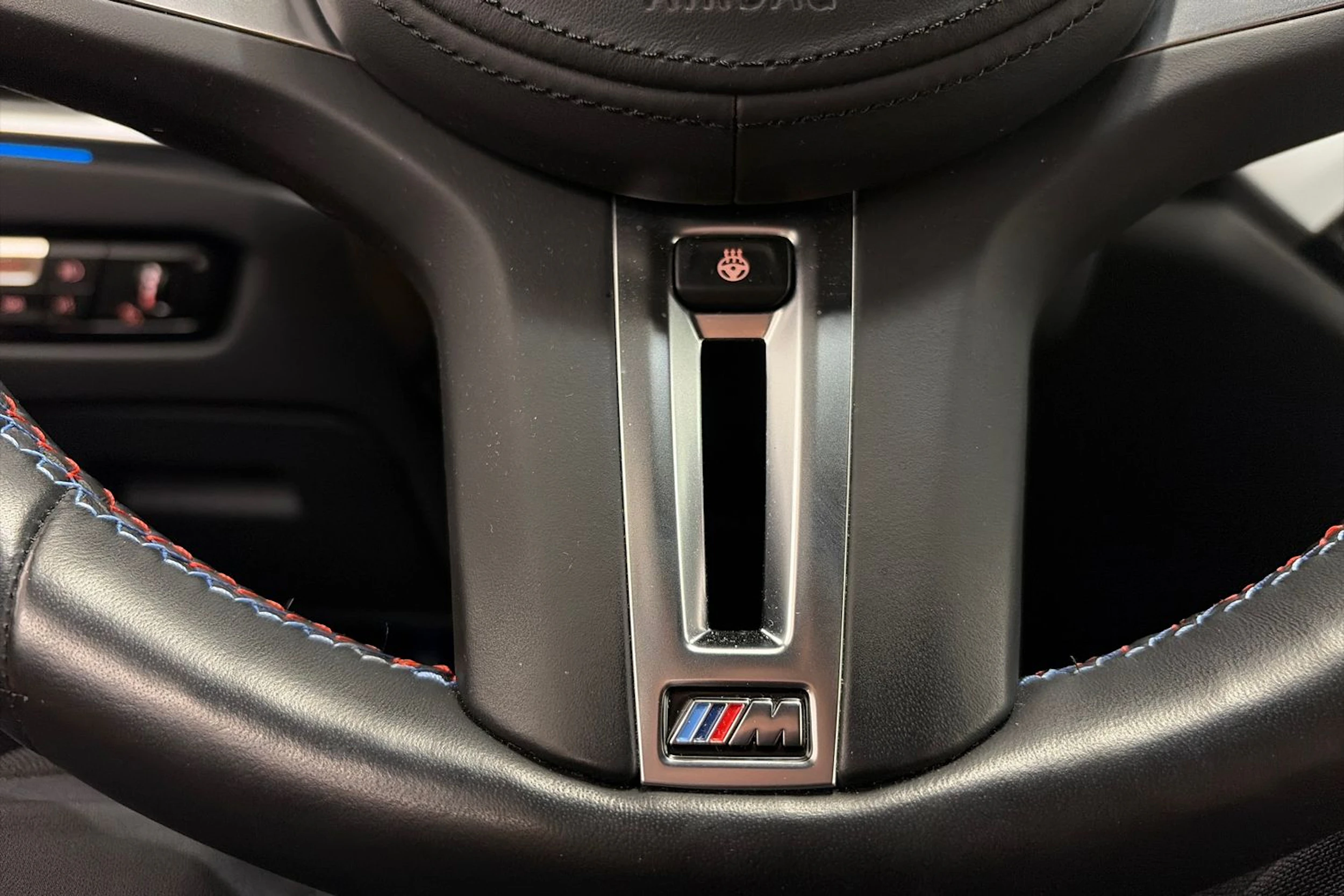 punainen BMW i4 2024 kuva 24.