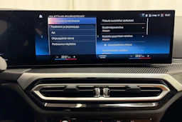 punainen BMW i4 2024 kuva 28.