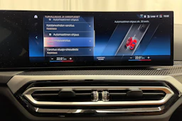 punainen BMW i4 2024 kuva 29.