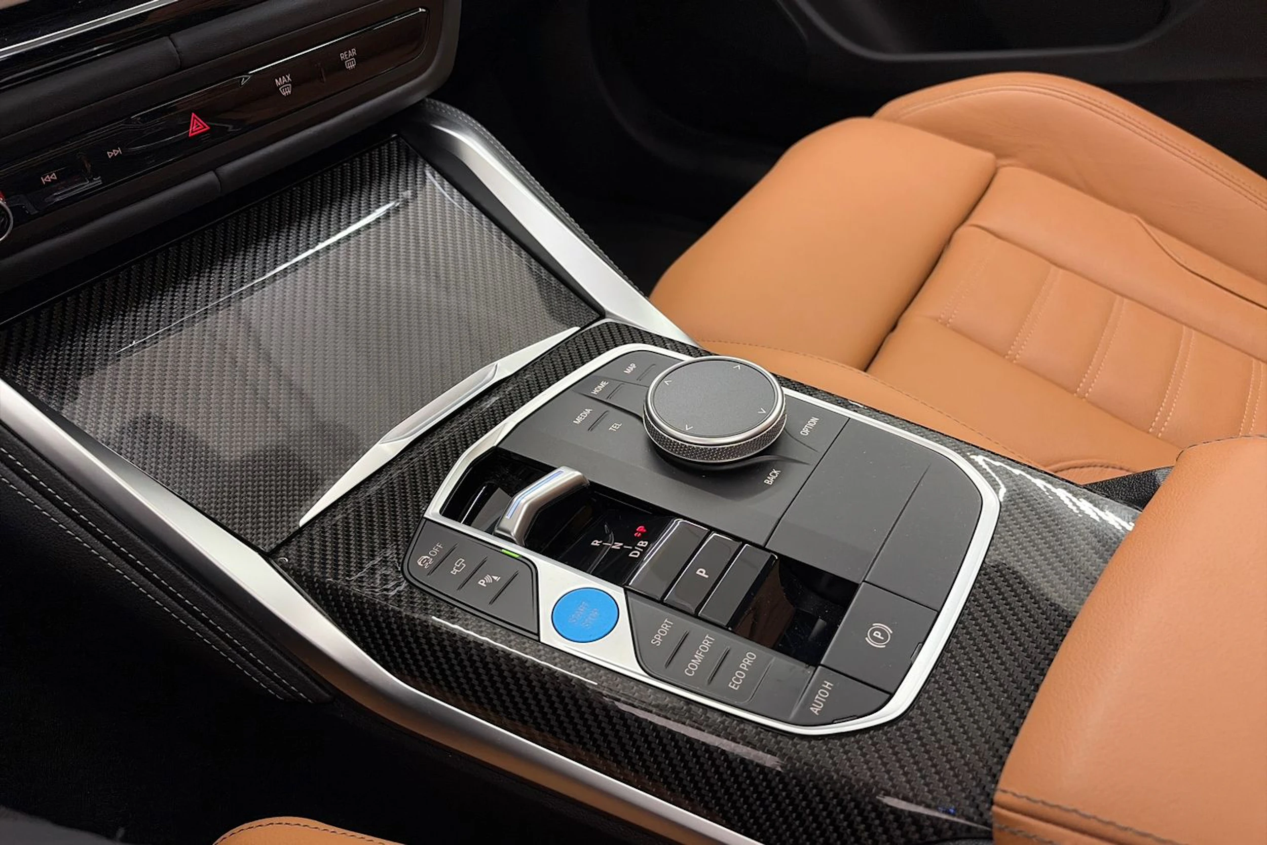 punainen BMW i4 2024 kuva 32.
