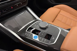 punainen BMW i4 2024 kuva 32.