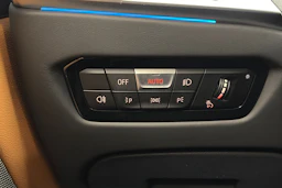 punainen BMW i4 2024 kuva 34.
