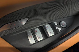 punainen BMW i4 2024 kuva 35.