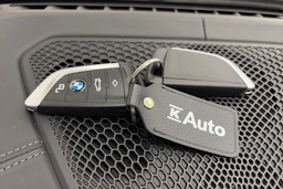 punainen BMW i4 2024 kuva 37.