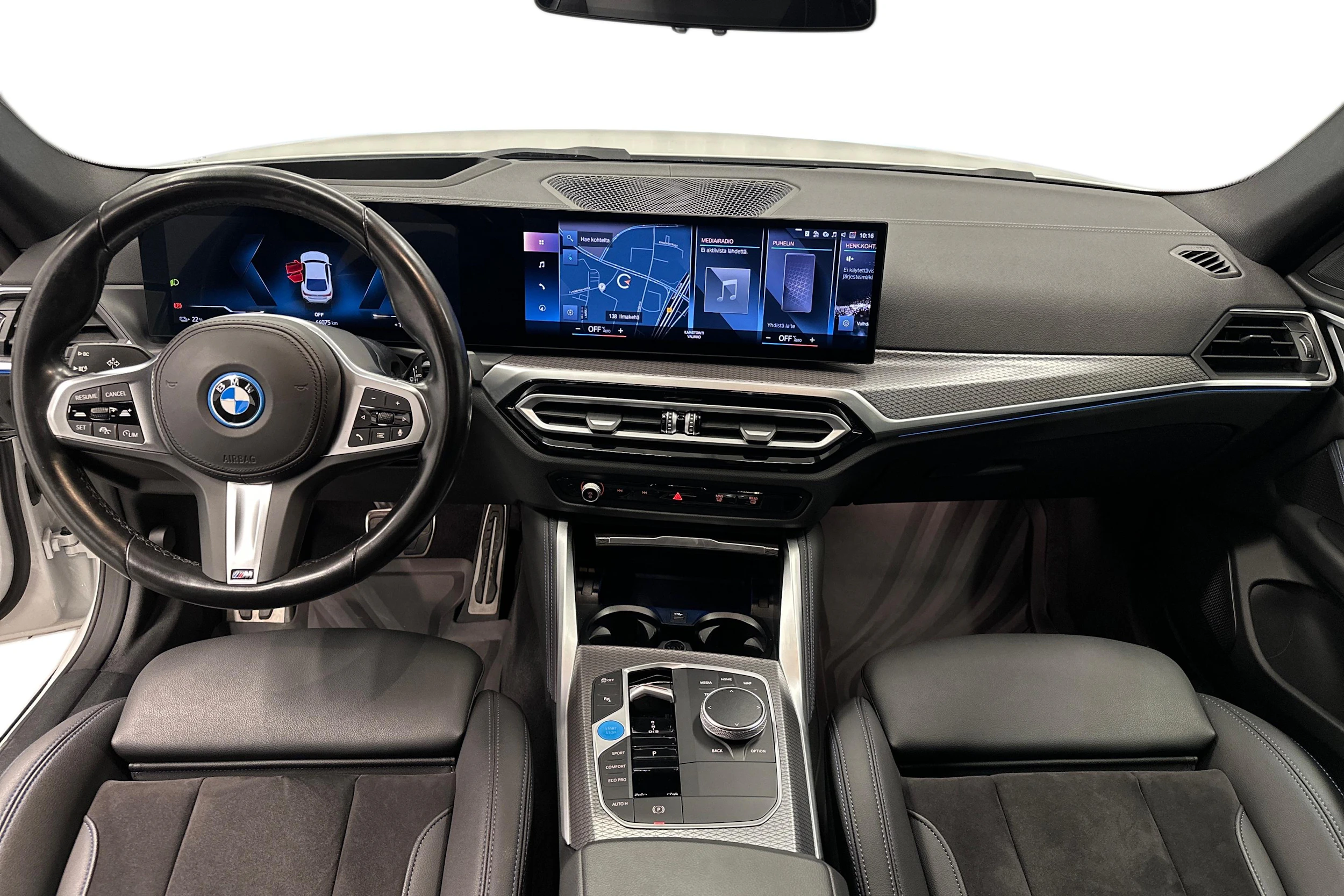 valkoinen BMW i4 2024 kuva 7.