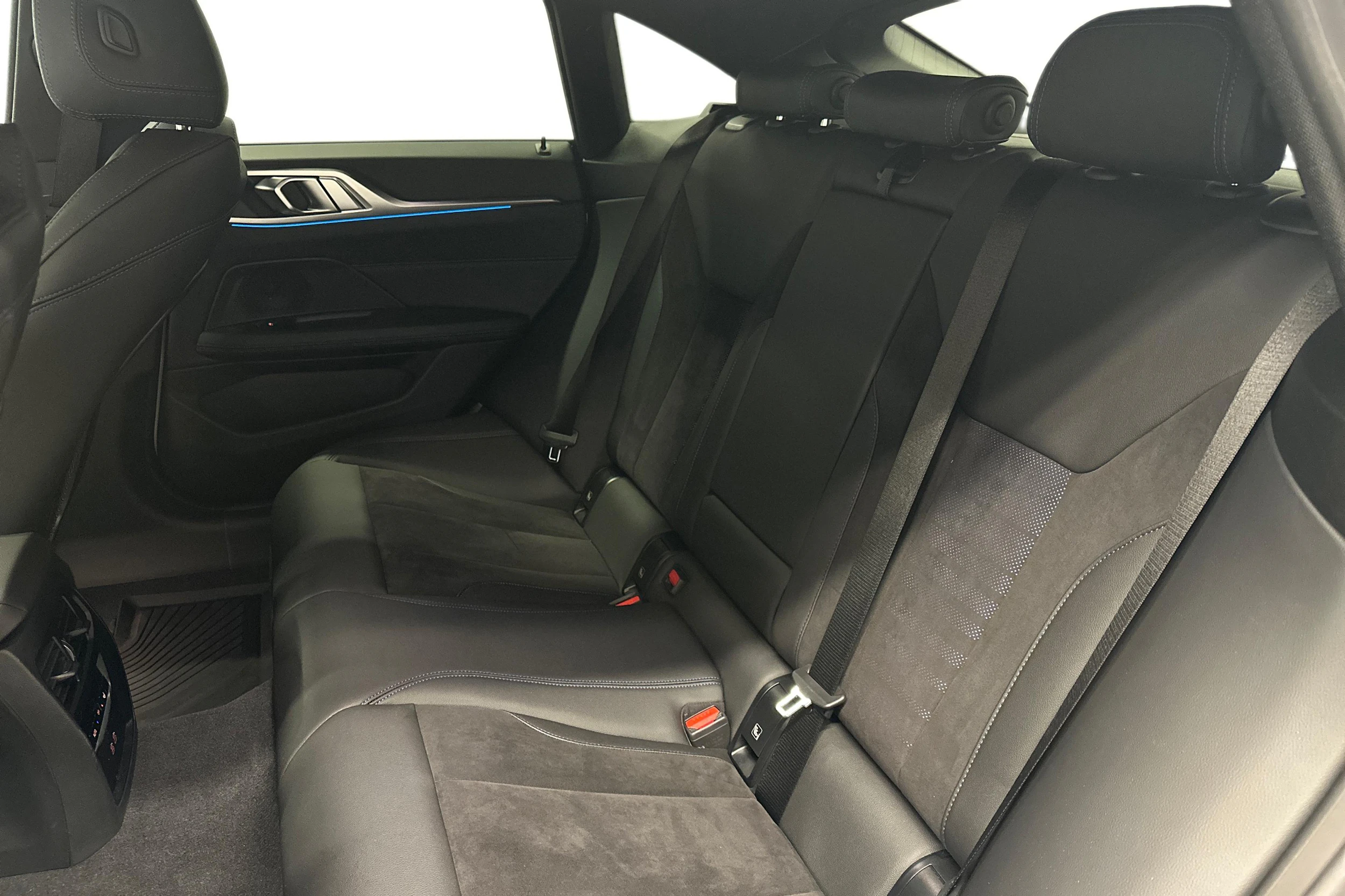 valkoinen BMW i4 2024 kuva 8.