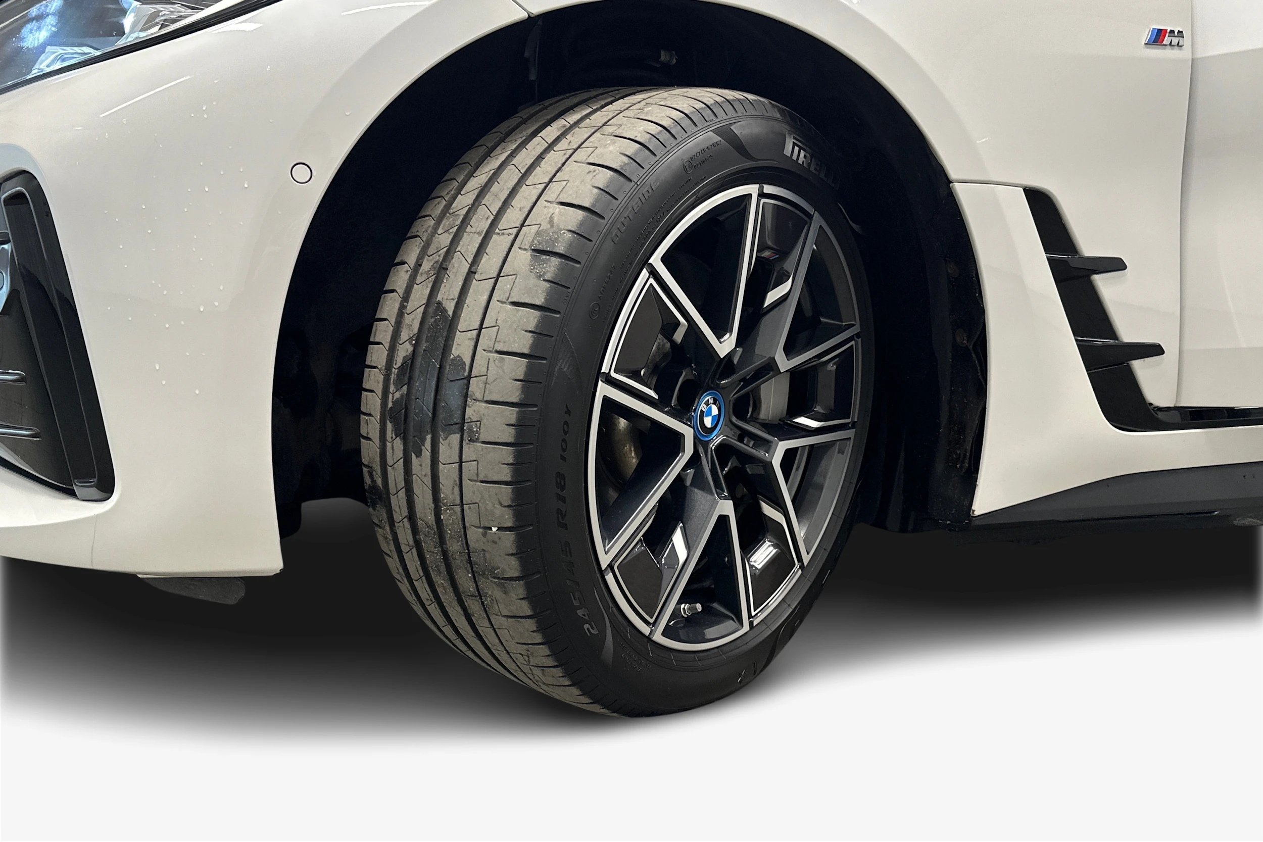 valkoinen BMW i4 2024 kuva 9.