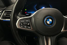valkoinen BMW i4 2024 kuva 11.